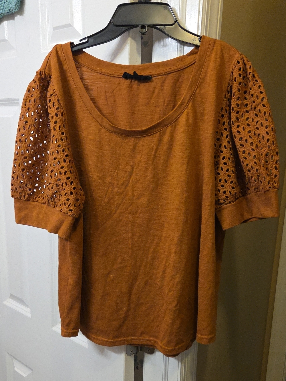 $5/$25-Jane and Delancey Rust Eyelet Puff Sleeve Scoop Neck Tee
